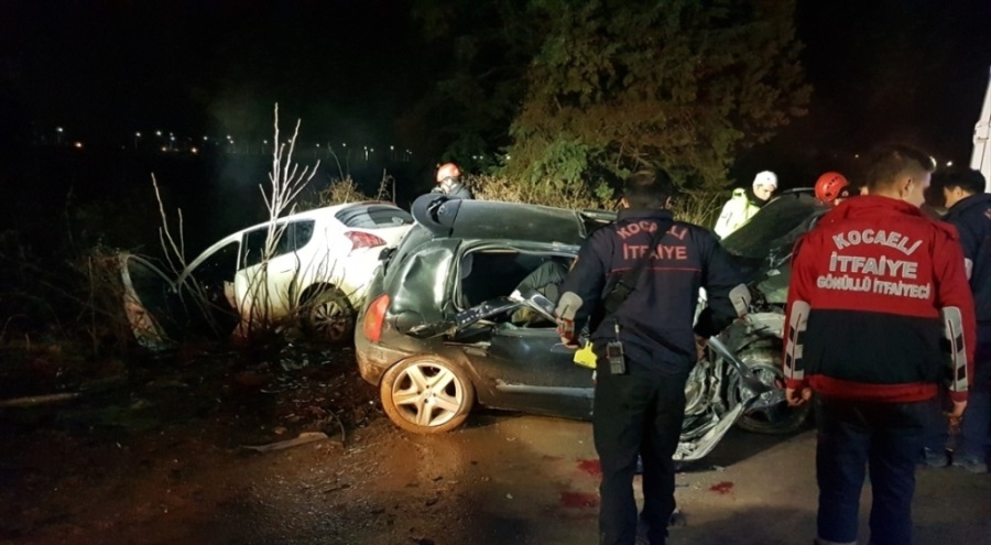 Kocaeli'de cip ile otomobilin çarpıştı: 6 yaralı