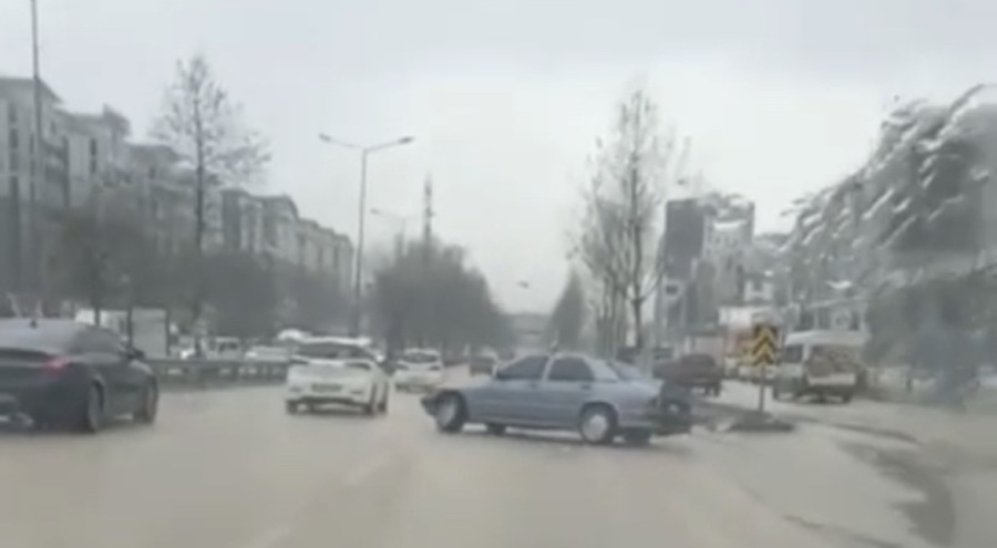 Bursa'da kayganlaşan yolda drift atarak ilerledi!