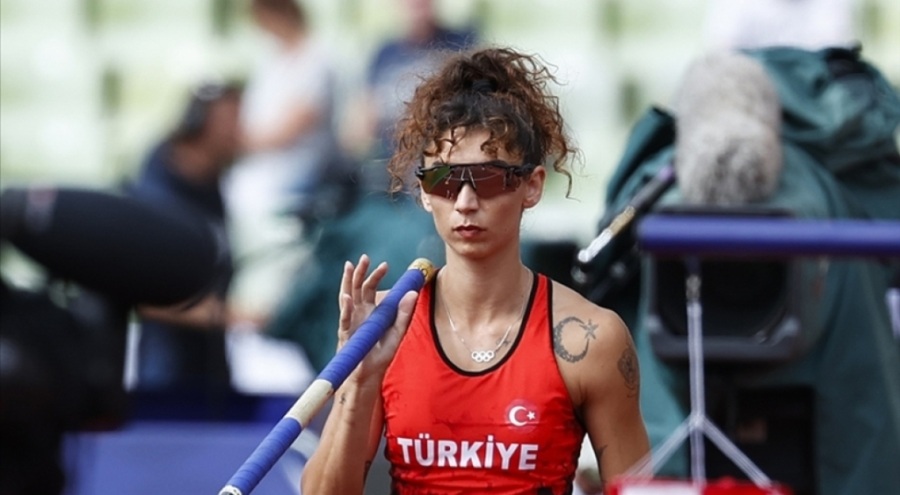 Sırıkla atlamada yeni Türkiye rekorunun sahibi Buse Arıkazan