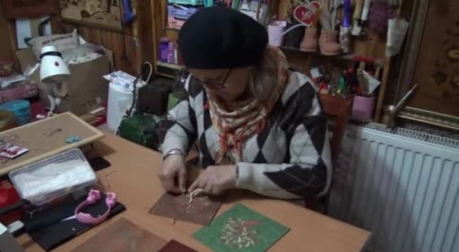 Bursa'da marküteri sanatını 13 metrekare atölyesinde yaşatıyor