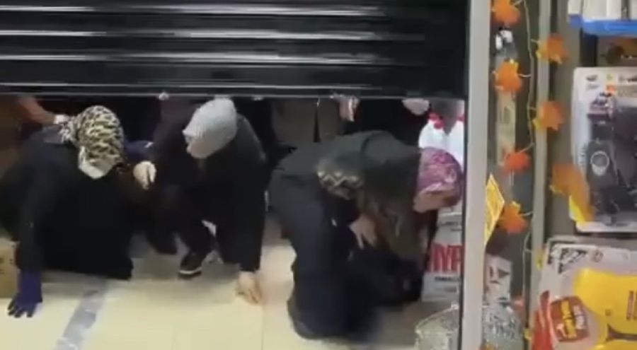 Bursa'da ucuz alışveriş için birbirlerini ezdiler