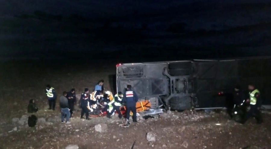 Afyonkarahisar'da yolcu otobüsü devrildi! Çok sayıda ölü ve yaralı...