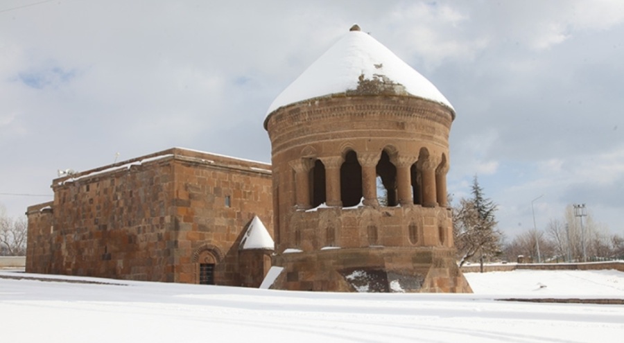 Bitlis'te tarihi yapılar beyaza büründü