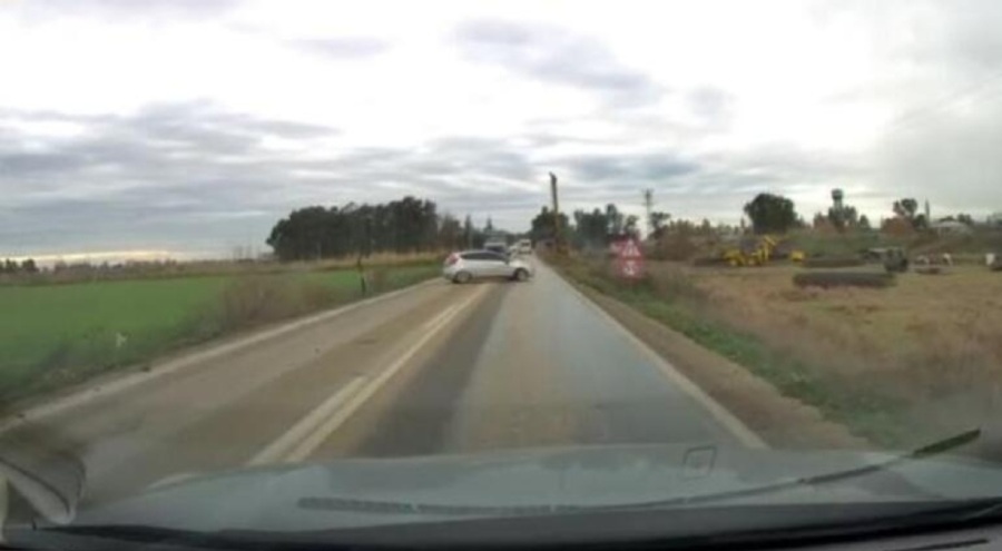 Trafikte sıkıştırdığı minibüs şoförüne silah çekti