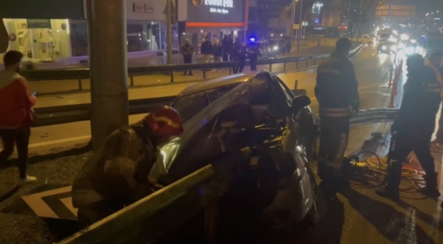 Bursa'da otomobil bariyerlere çarptı: 5 yaralı