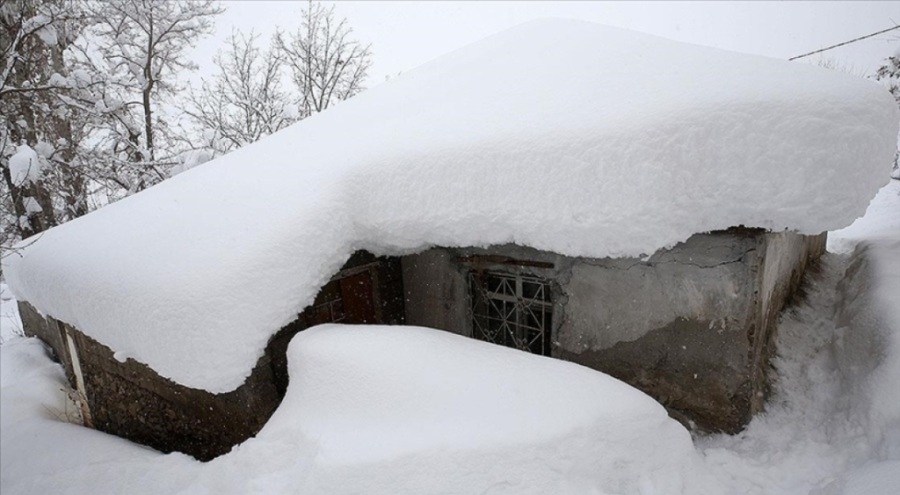 Muş'ta tek katlı evler ve araçlar kara gömüldü