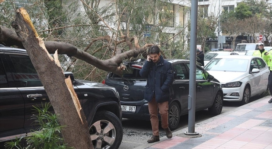 İzmir'de kuvvetli rüzgar, hasara neden oldu