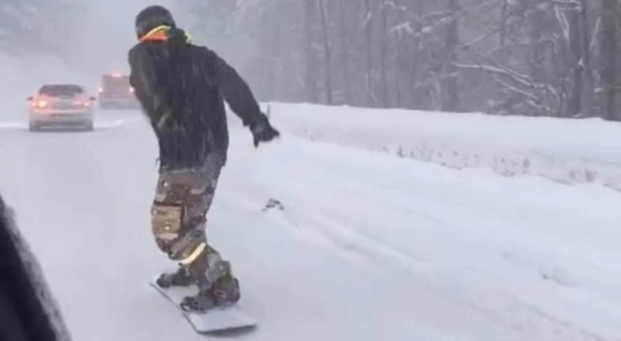 Bursa'da trafiğe takılmamak için snowboard yaptı