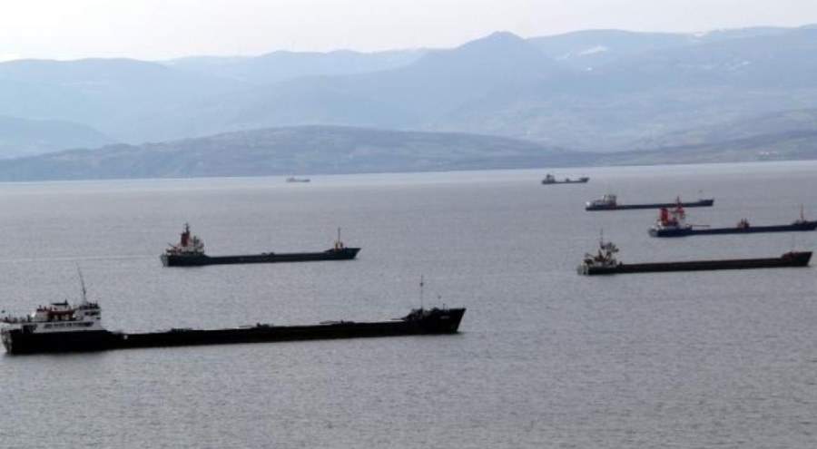 Fırtına uyarısı üzerine yük gemileri limana sığındı