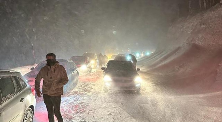 Uludağ'da kar esareti, 20 kilometrelik araç kuyruğu oluştu