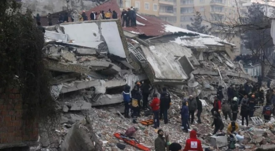 Diyarbakır'da enkaz altında kalanlar kurtarılıyor: Ses geliyor