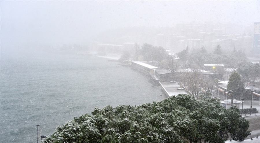 Çanakkale Boğazı kar yağışı nedeniyle transit gemilerin geçişine kapatıldı