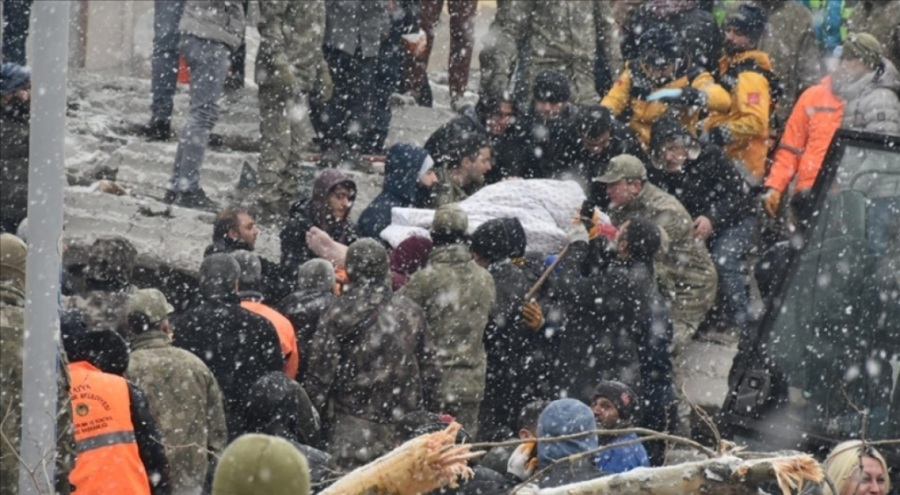 Gaziantep, Malatya ve Kilis'te yıkılan binaların enkazından 9 kişi çıkarıldı