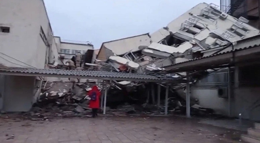 Hatay'da iki hastane ve polisevi yıkıldı