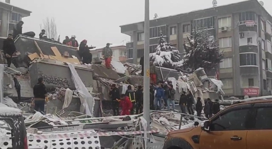 7.7'lik depremde can kaybı bin 14'e yükseldi