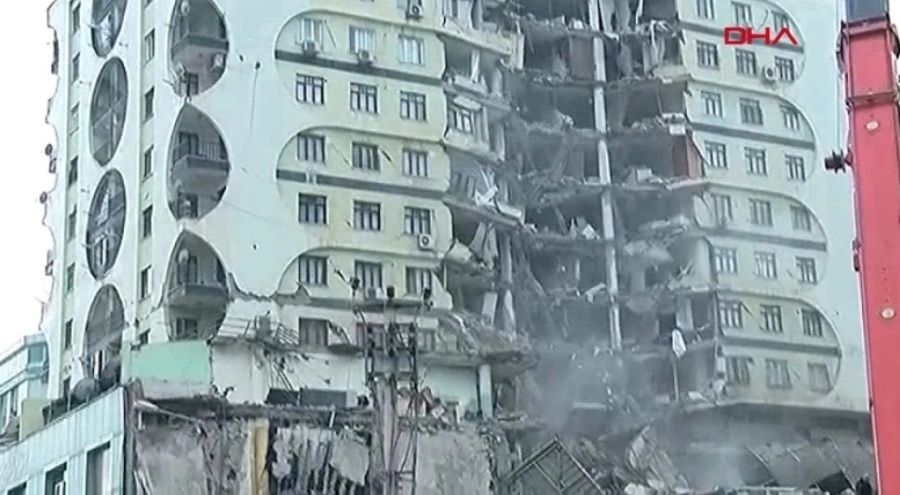 Diyarbakır'da enkaz halindeki binanın yıkılma anı kamerada