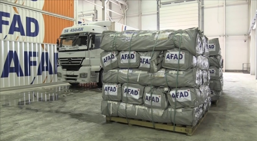 AFAD'ın Muş'taki lojistik deposundan yardım tırları gönderiliyor