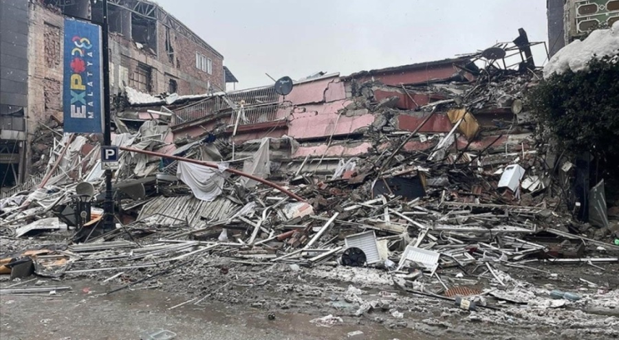 Depremin ardından ünlü isimlerden paylaşımlar geldi