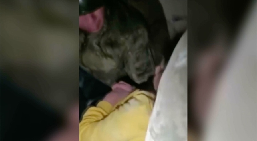 Mehmetçik enkazdan bir çocuğu kurtardı