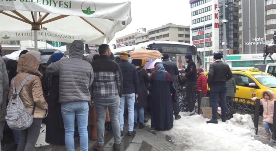 Bursa'da depremzedeler için kan vermek isteyenler Kızılay'a koştu
