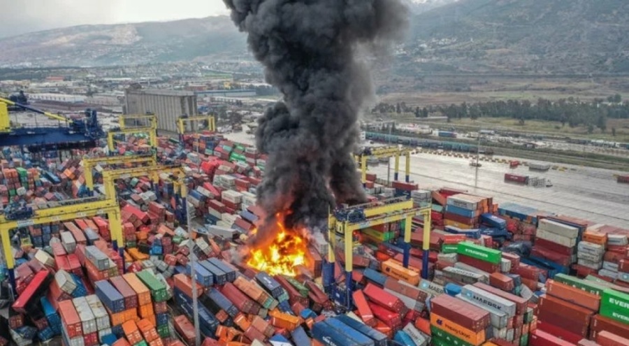 Deprem sonrası İskenderun Limanı'nda yangın çıktı