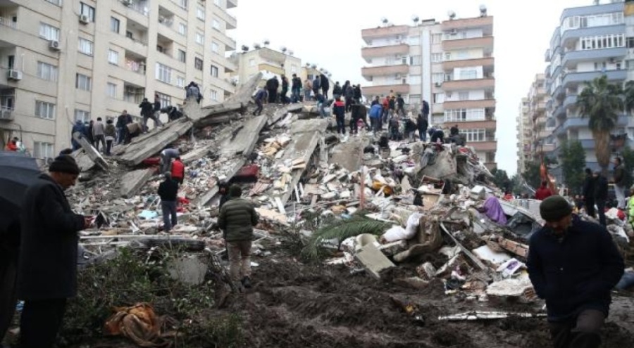 Kahramanmaraş'ta enkazdan anne ve kızı kurtarıldı