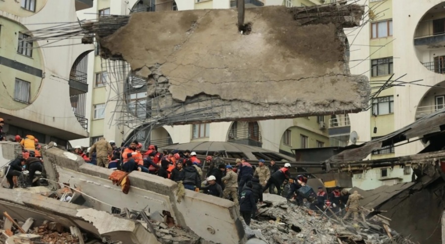 Sağlık Bakanı: Depremde 1651 kişi yaşamını yitirdi