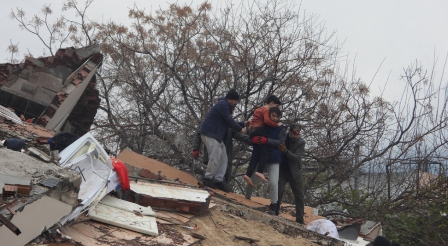 Hatay'da bir çocuk 18 saat sonra kurtarıldı