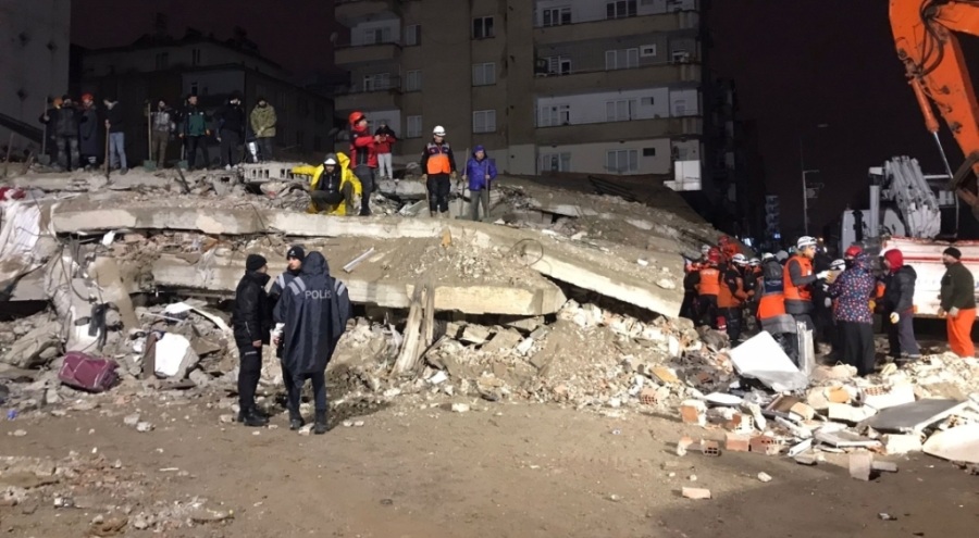 Gaziantep'te Gölgeler Apartmanı'nda 2 kişinin cesedi çıkartıldı