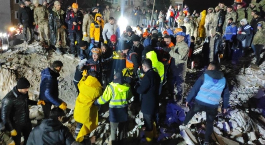 Enkaz altından 19 saat sonra sağ çıktı