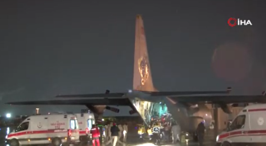 Depremde yaralanan vatandaşlar uçakla İstanbul'a getirildi