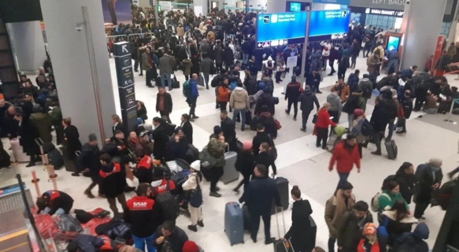 Deprem bölgesine yardım etmek isteyenler İstanbul Havalimanı'na akın etti