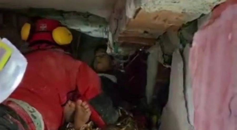 Küçük Alperen 19 saat sonra enkaz altından kurtarıldı