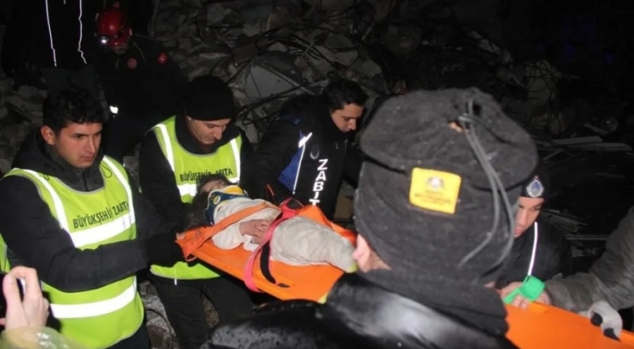 26 saat sonra 2 küçük çocuk enkazdan sağ olarak kurtarıldı