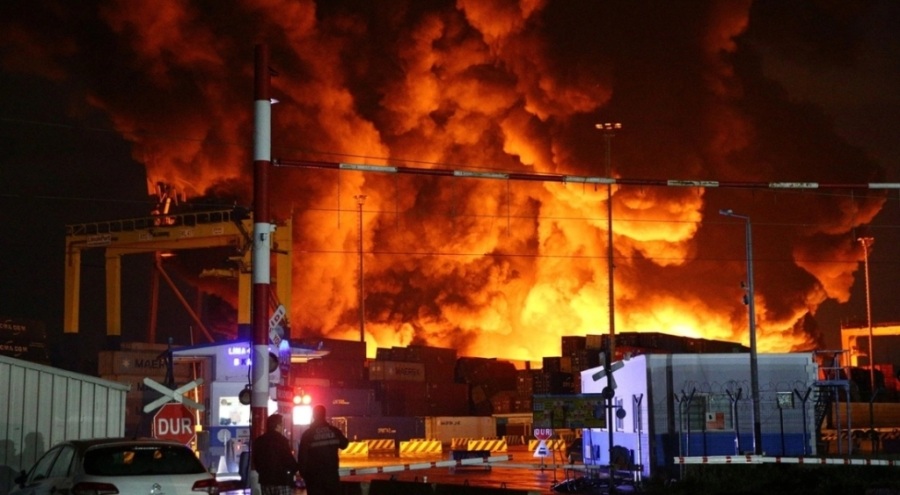 İskenderun Limanı'nda çıkan yangın sürüyor