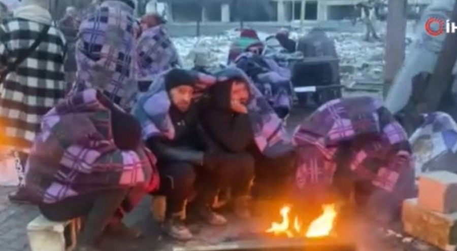 Gaziantep'te enkaz bölgesinde ateş başında sabahladılar