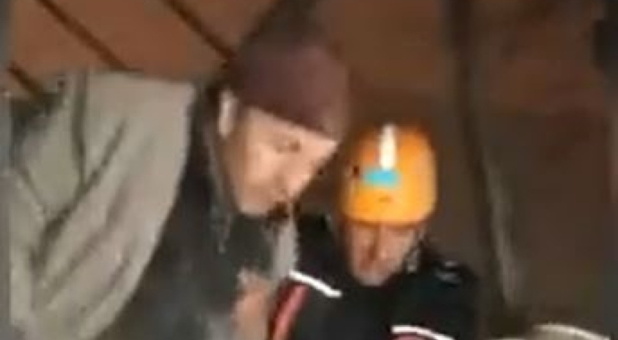 Malatya'da bir depremzede göçükten sağ çıkarıldı