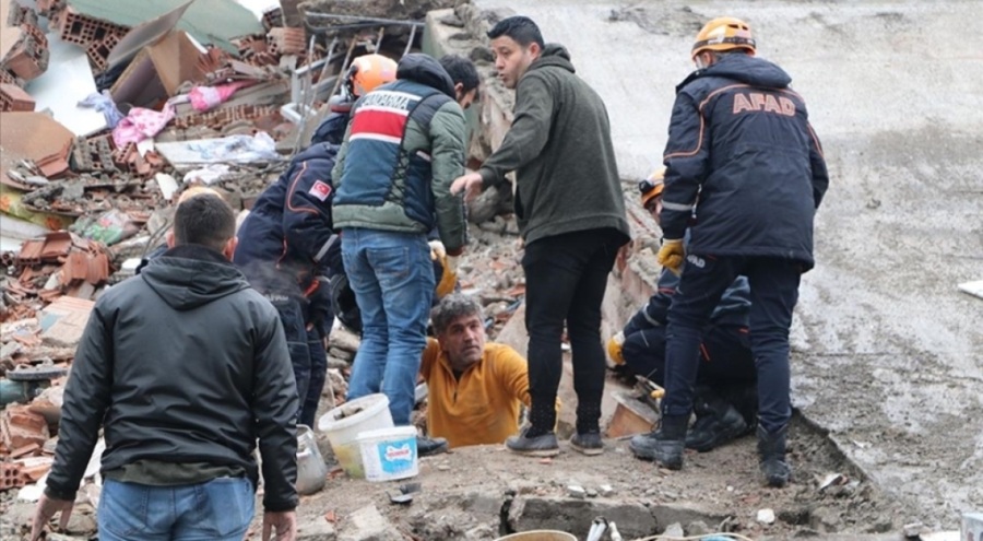 Deprem bölgelerinde 13 bin 740 arama kurtarma personeli çalışıyor