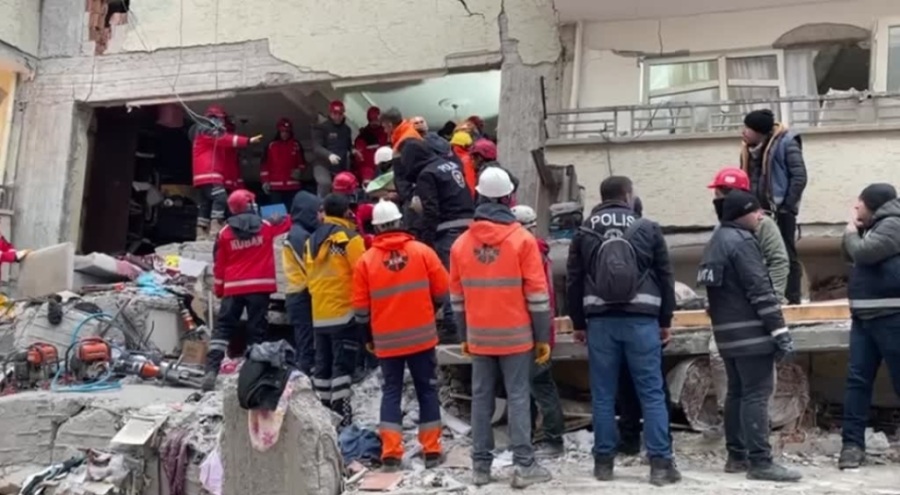 Diyarbakır'da bir kadın 28 saat sonra kurtarıldı