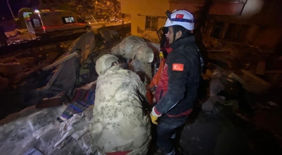 Malatya'daki enkazdan iki kişi sağ çıkarıldı! Hayata yeniden merhaba dediler