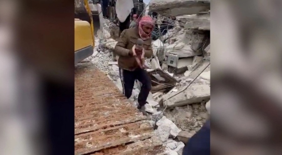 Suriye'de hamile kadın enkaz altında doğum yaptı