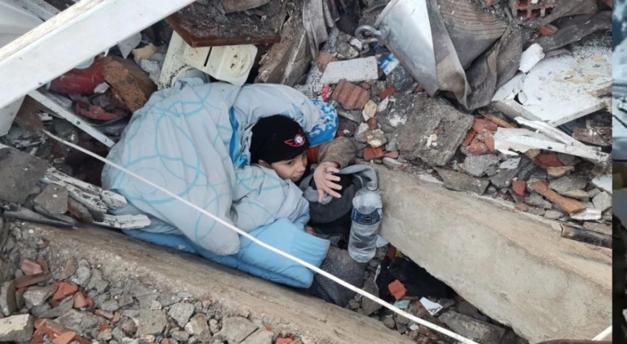 Enkazdan çıkarılamayan çocuğu yorgana sarıp yanına su bıraktılar!
