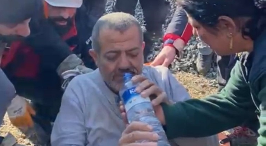 Depremden 30 saat sonra Hatay'dan iyi haber! Yaşlı adam sağ çıkarıldı
