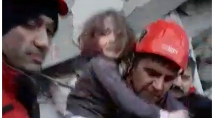 Ekipler enkazda mahsur kalan 3 yaşındaki Meryem'i 'hoş geldin' diyerek karşıladı