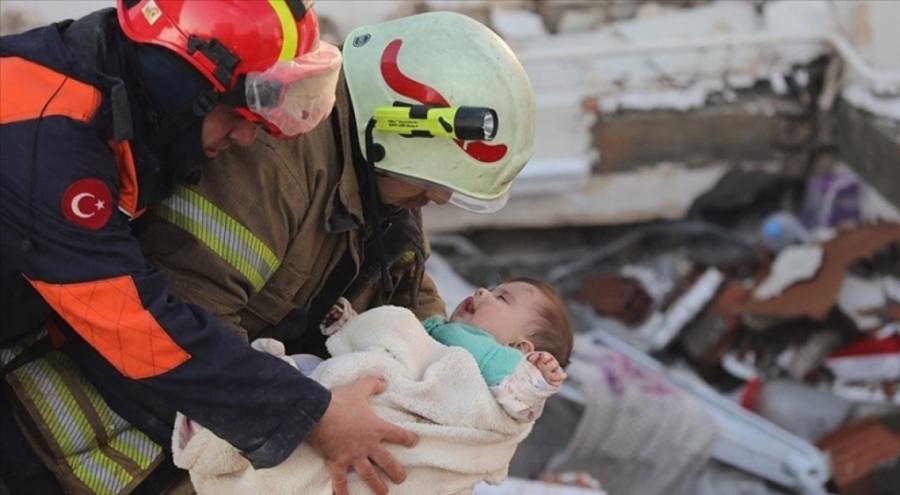 6 aylık Vera bebek annesiyle birlikte 29 saat sonra kurtarıldı