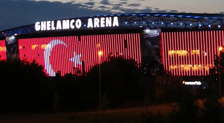 Gent'in stadına Türkiye ve Suriye bayrakları yansıtıldı