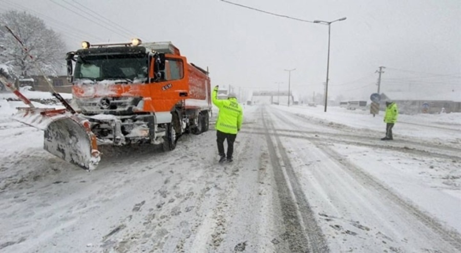 Deprem nedeniyle 15, kar ve tipi nedeniyle 134 yol kesimi ulaşıma kapandı