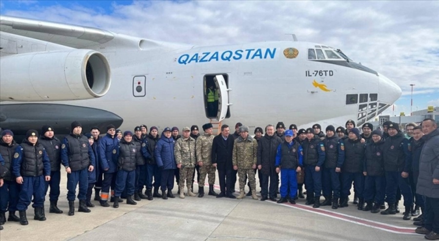 Kazakistan'ın arama kurtarma ekibi Türkiye'ye iniş yaptı