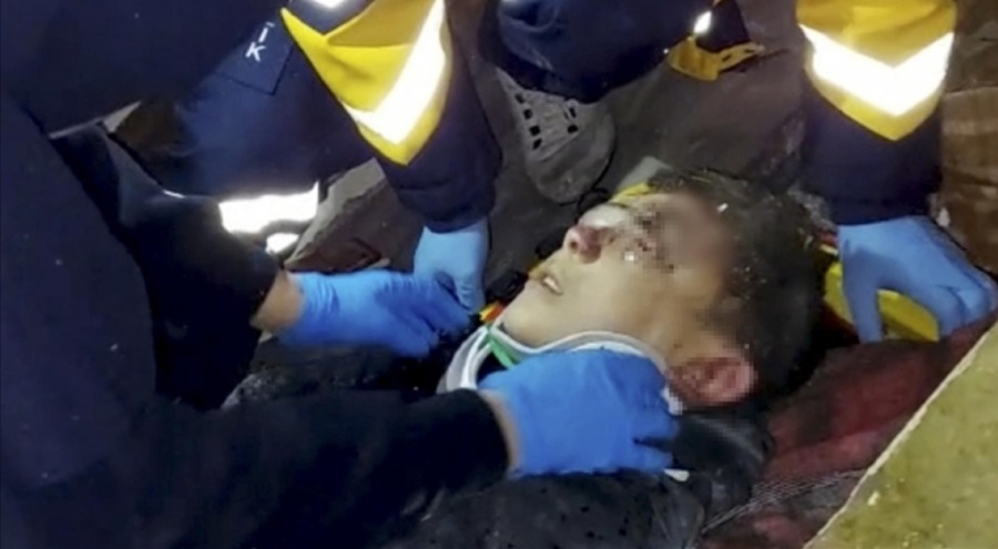 Hatay Müftüsü hala enkaz altında, 12 yaşındaki oğlu kurtarıldı