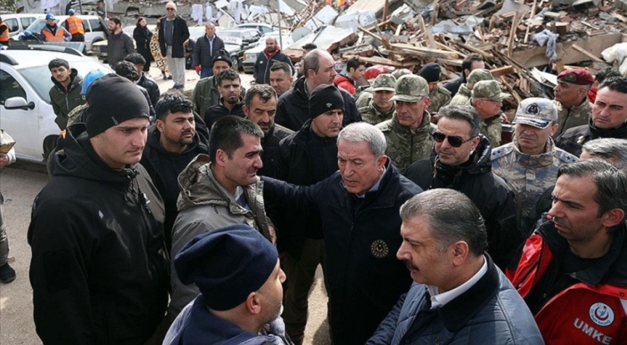 Akar ve Koca Hatay'daki arama kurtarma çalışmalarını takip ediyor